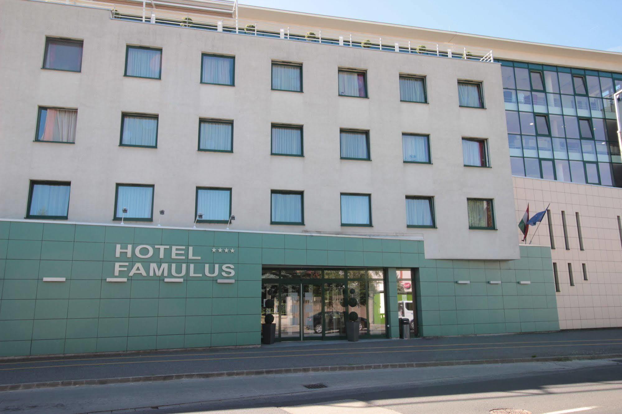 Famulus Kollegium Hostel Gyor Exterior photo